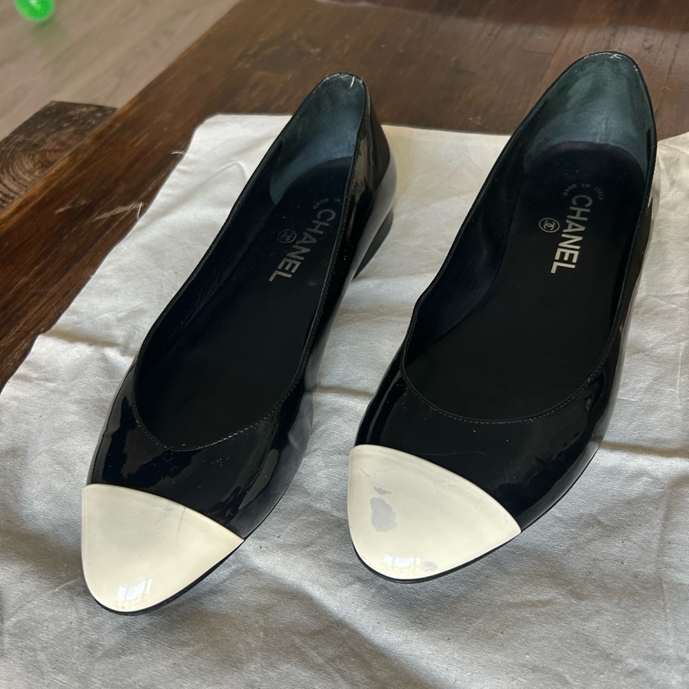 CHANEL Women's Black and Cream Patent Ballerina Flats - Picture 4 of 8